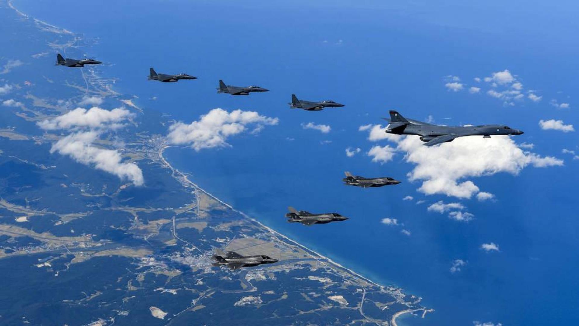 Bombarderos de EE UU vuelan cerca de la costa de Corea del Norte
