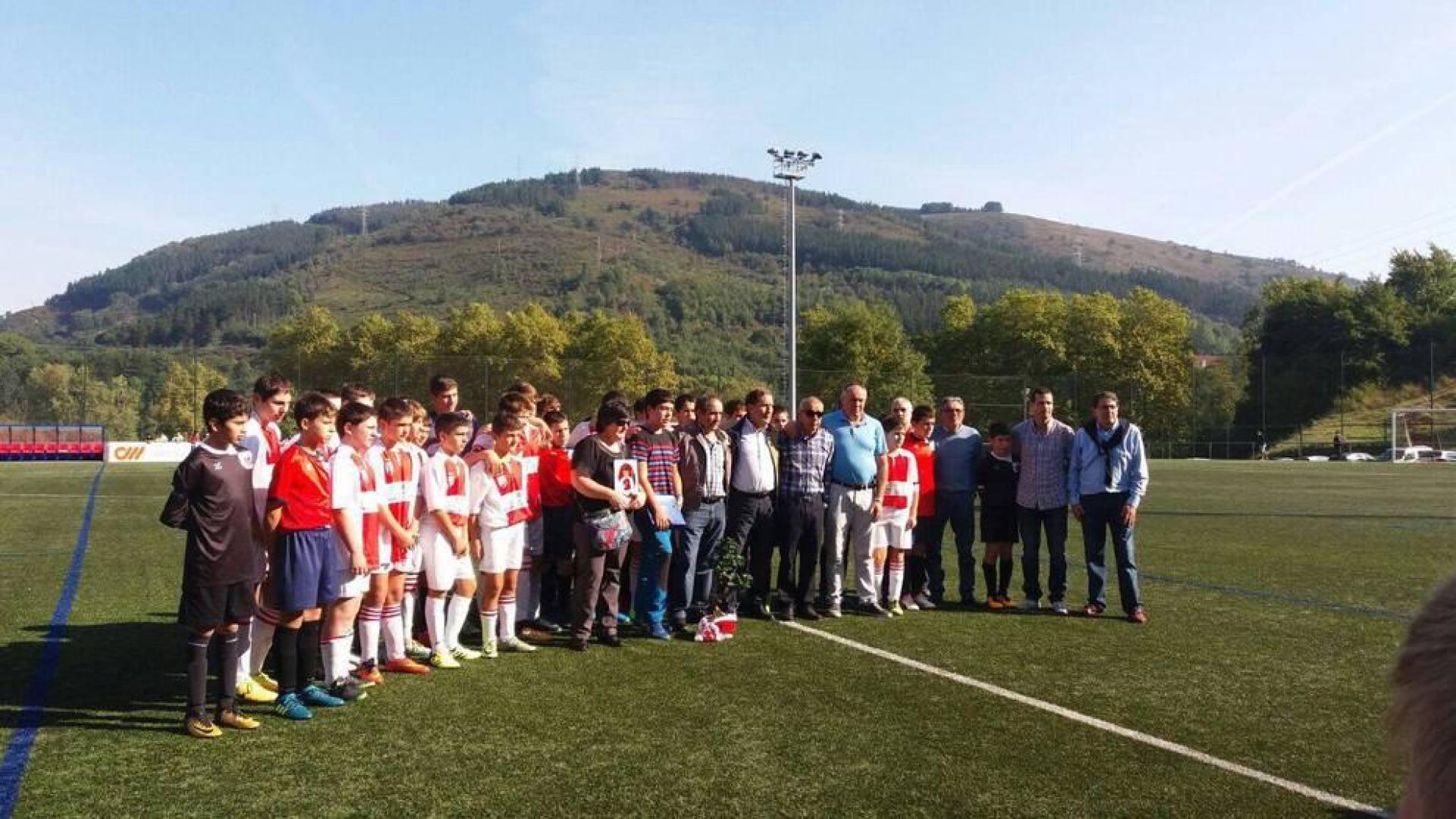 Los padres de Unai junto a Rafa del Amo, presidente de la FNF, Félix González, exdirectivo, familia y amigos.