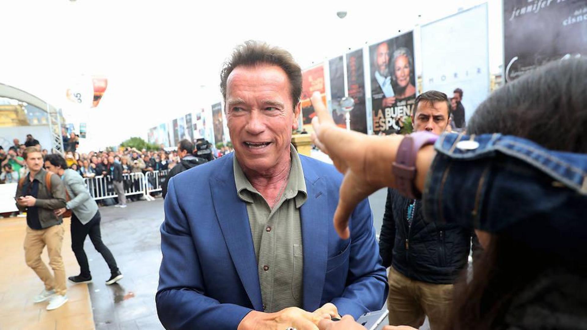 San Sebastián recibe a Schwarzenegger al grito de "Sayonara"