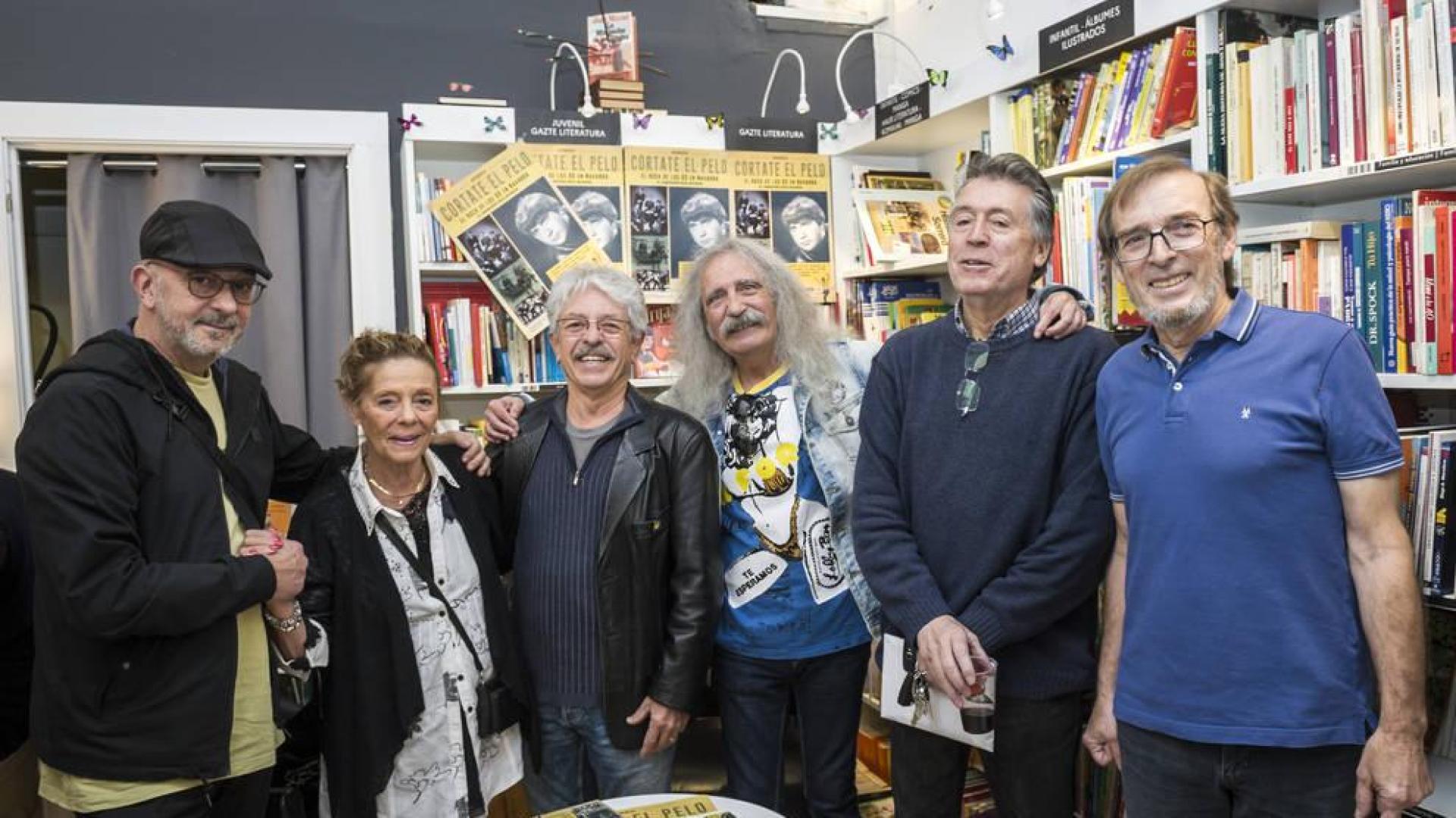 De izquierda a derecha: Alberto Ollo, Kitty Zaratiegui, Marino Zaratiegui, Josetxo Obelix y Txufi Salinas, que quisieron acompañar ayer a Marino Goñi (derecha) en la presentación del documental 'Córtate el pelo' sobre el panorama rockero pamplonés de los años 60.