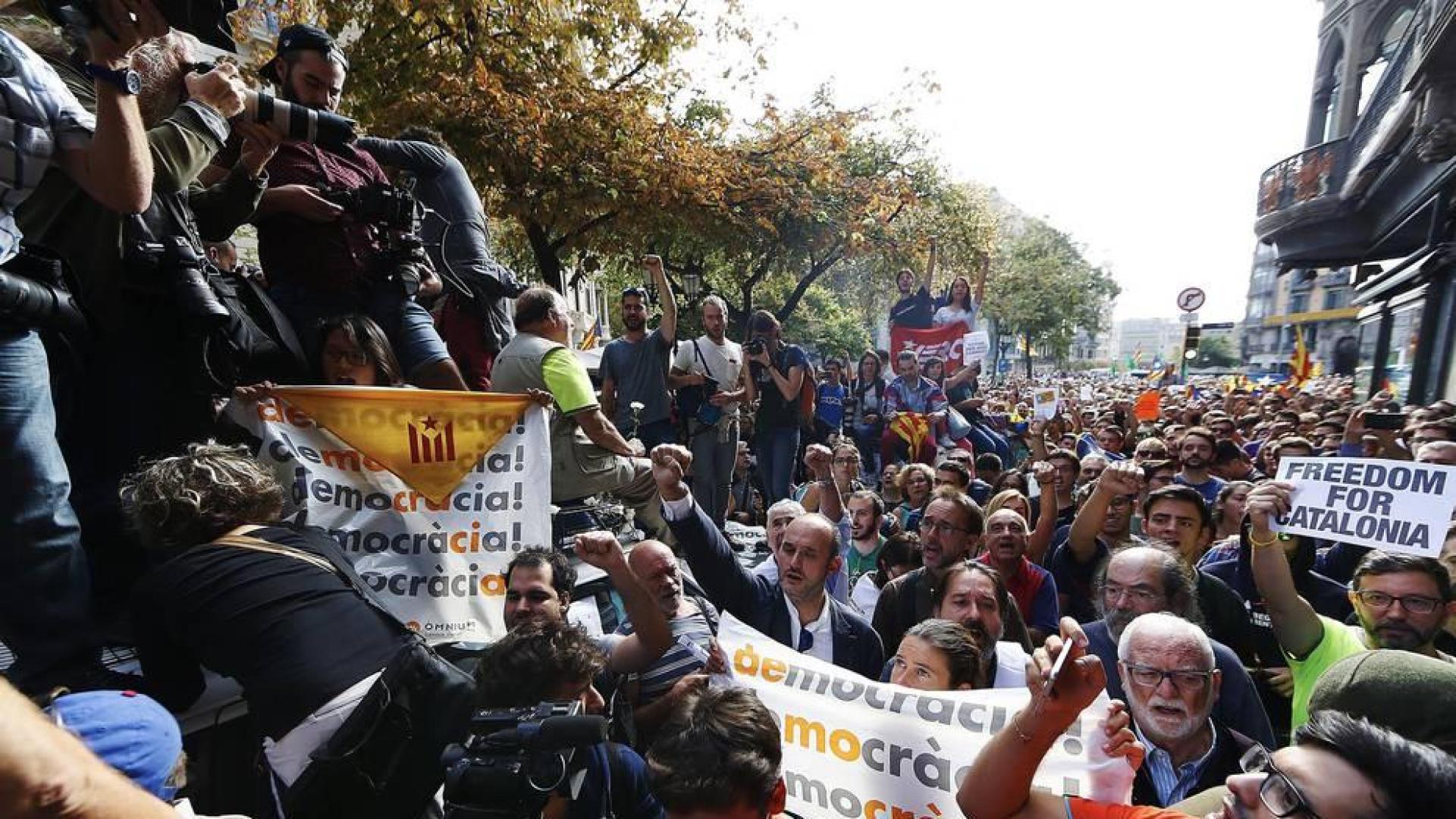 Miles de ciudadanos han protestado este miércoles por los registros relacionados con la organización del 1-O en la Gran Vía con Rambla Catalunya, en Barcelona, donde se encuentra la consellería de Economía.