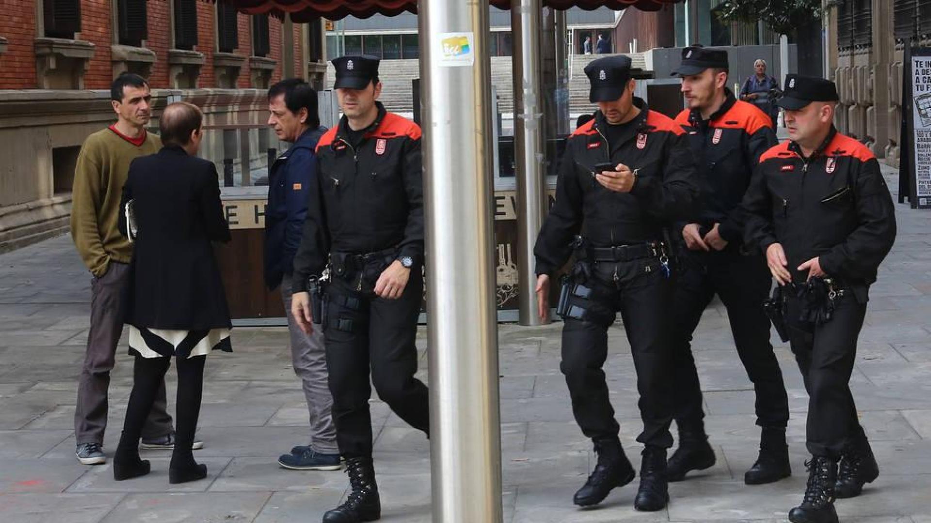La presidenta Barkos habla con los parlamentarios de Podemos Carlos Couso y Rubén Velasco, junto a agentes de la Policía Foral.