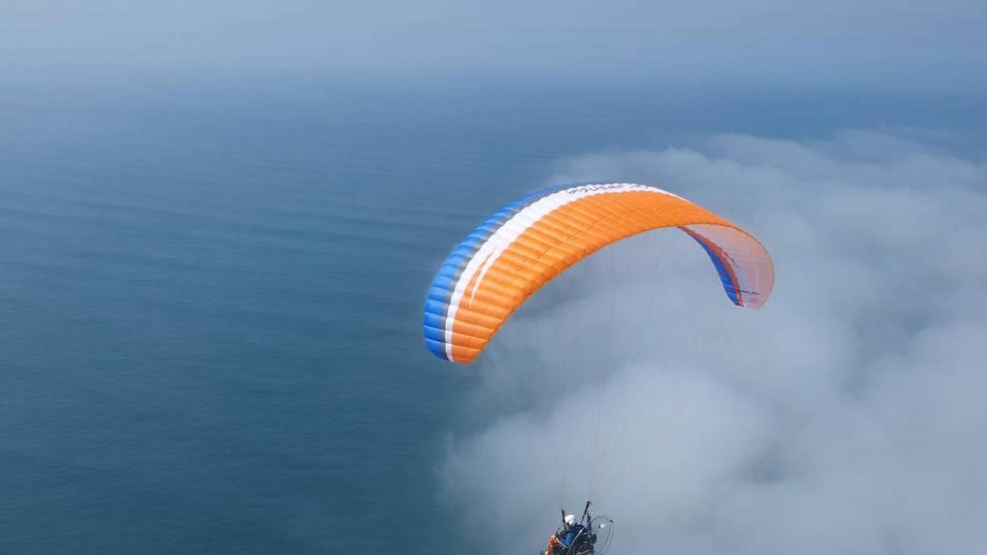 Un paramotor vuela en la costa de Portugal.