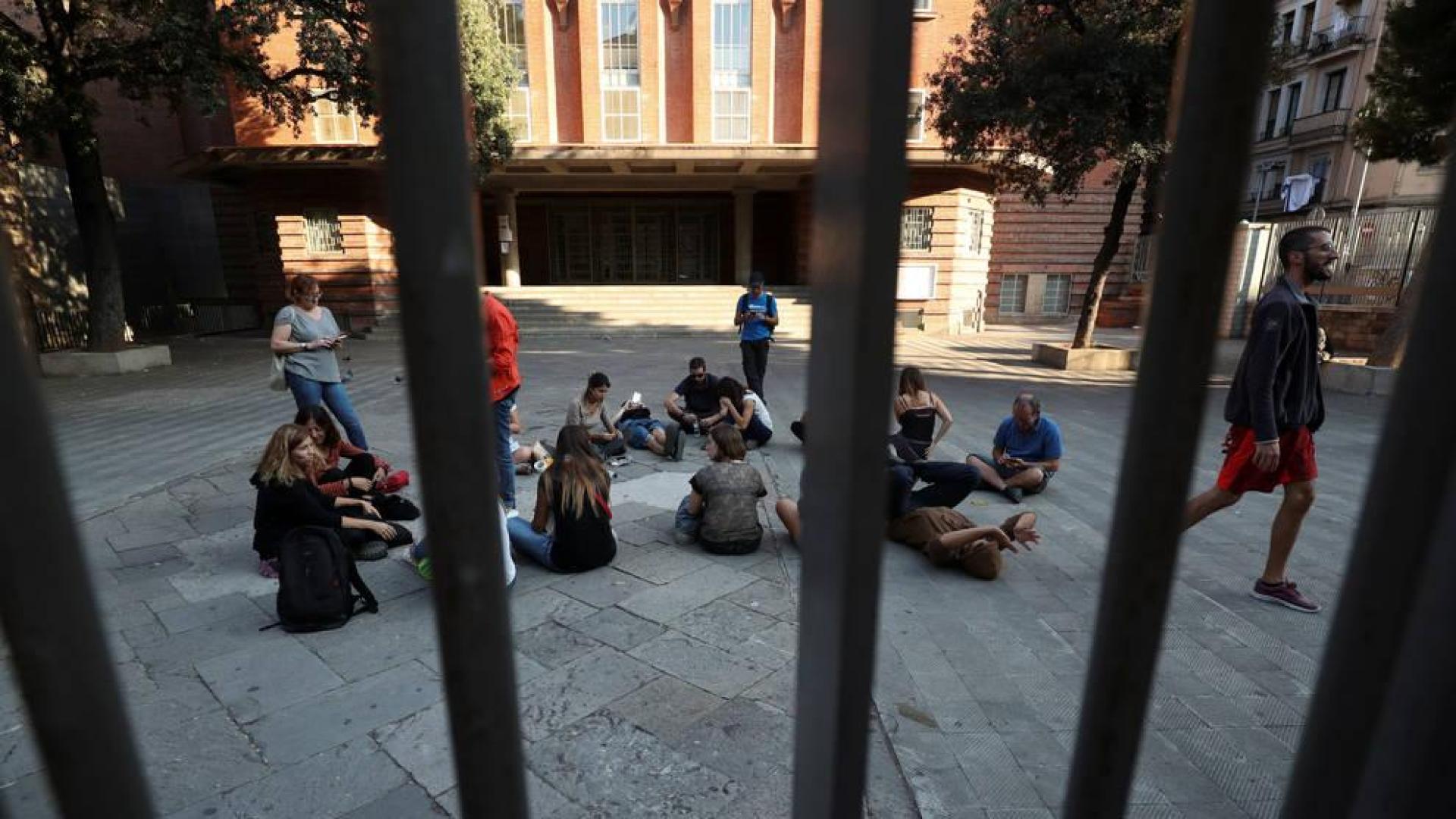 Gente reunida dentro de la escuela Collaso i Gil, uno de los centros de votación designadas para el referéndum de Cataluña.