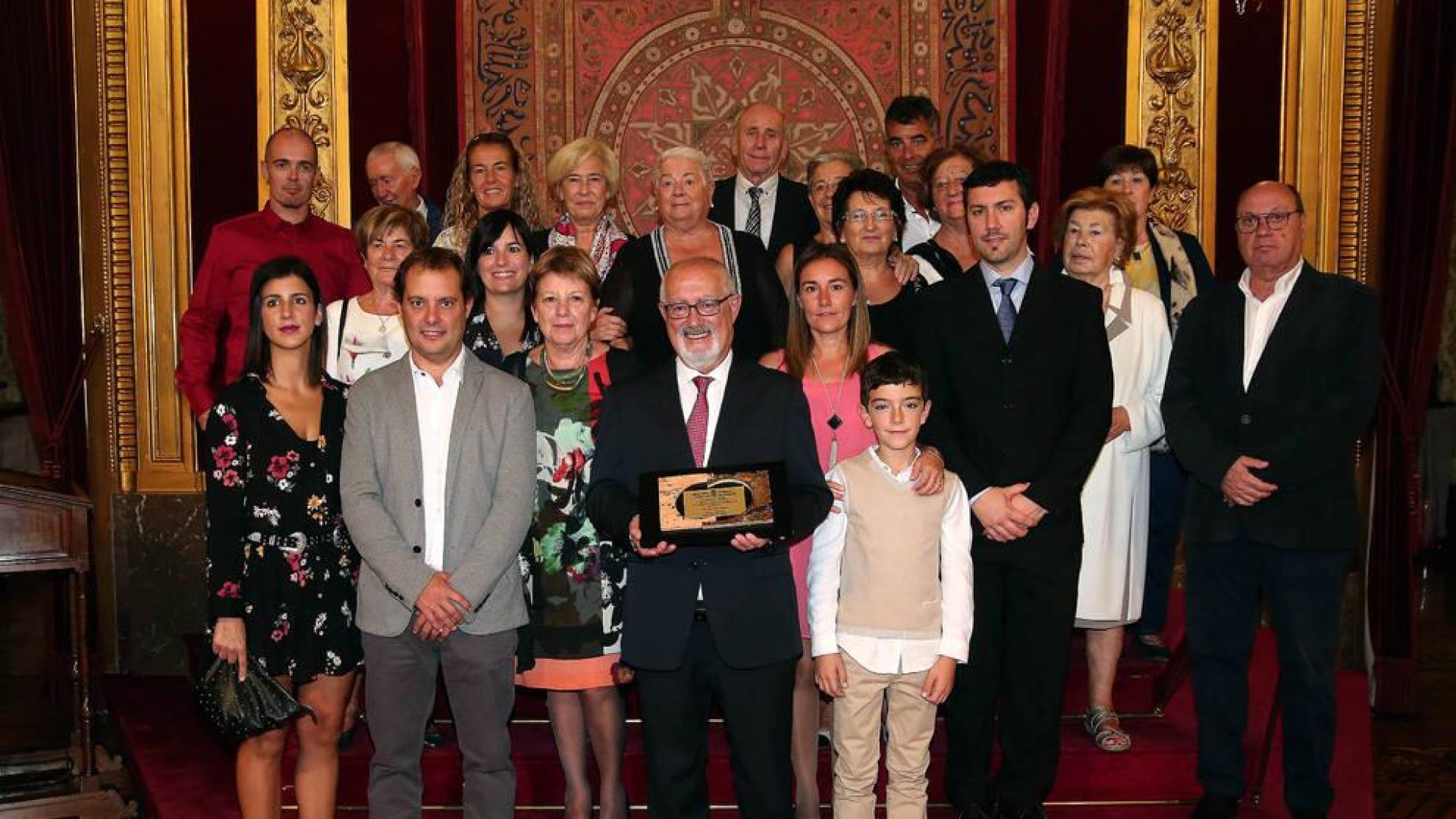 El médico Jesús Elso, en el centro con la placa, junto a su familia. A la izda, su mujer, Maite Fábregas.