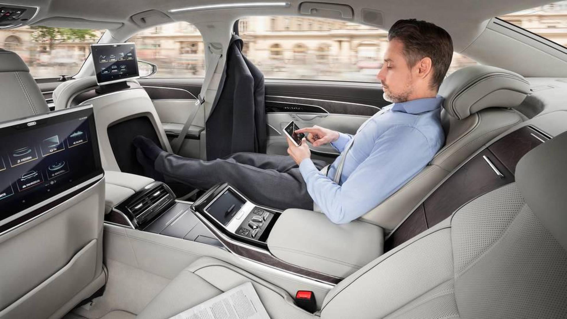Parece un coche de ciencia ficción, pero el nuevo Audi A8 es real y rueda de manera autónoma en situaciones de tráfico lento. Es uno de los pocos que estrena el nivel 3 de conducción autónoma a nivel mundial, un hito en la automoción. El conductor puede soltar el volante, sentarse en la plaza trasera y disfrutar del viaje mientras el A8 lo hace todo
