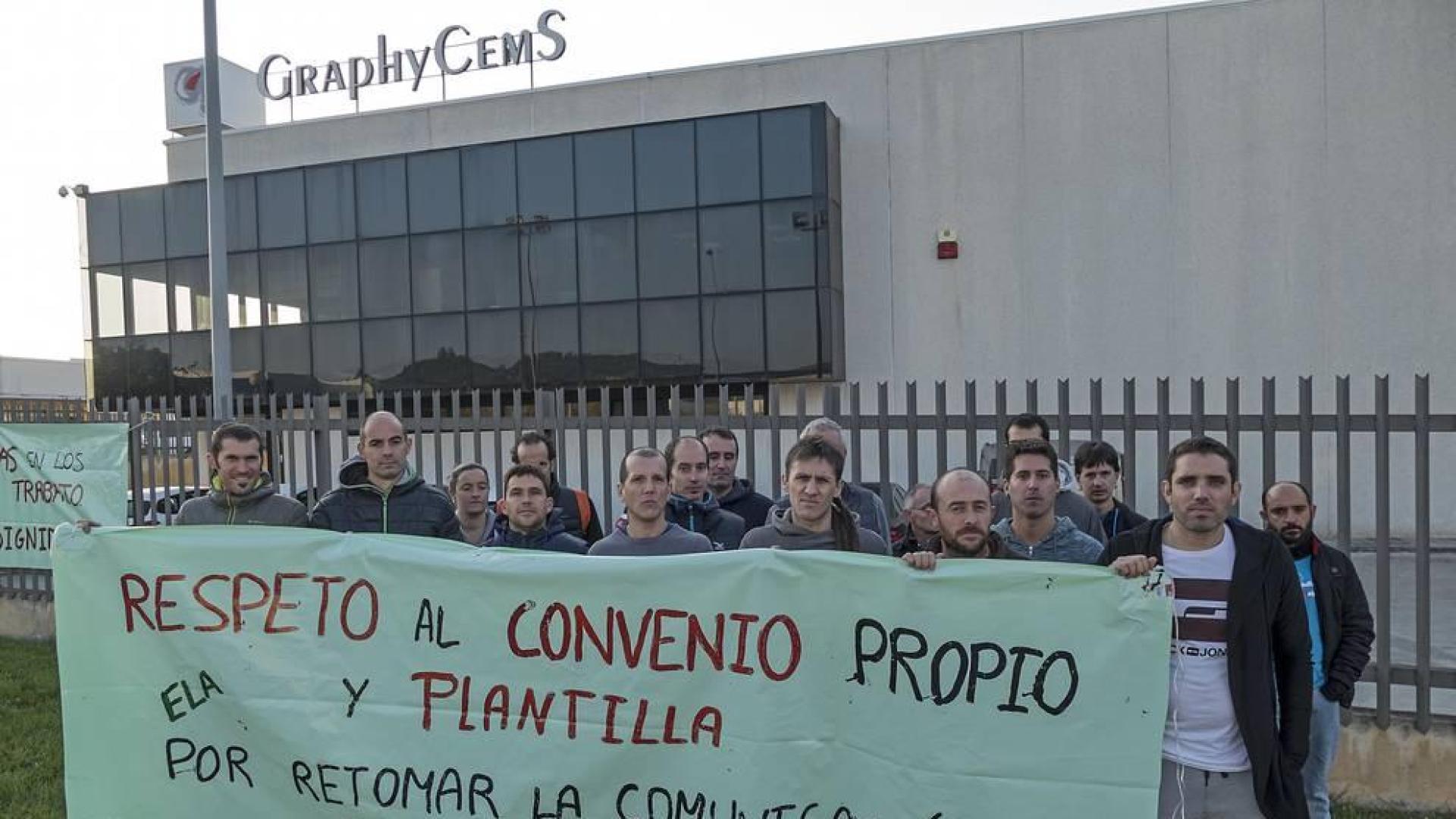 Trabajadores de GraphyCems, ayer primer día de paro en el inicio del turno de las 9 de la mañana.