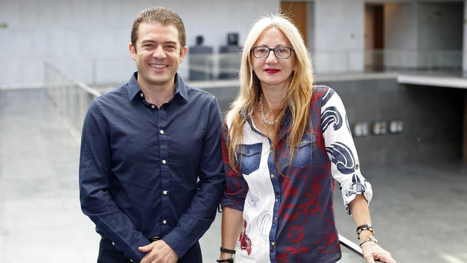 Aitor Arregui Montalvo (mediador) e Inmaculada Unzué Goñi (sordociega), ayer en el Parlamento foral.