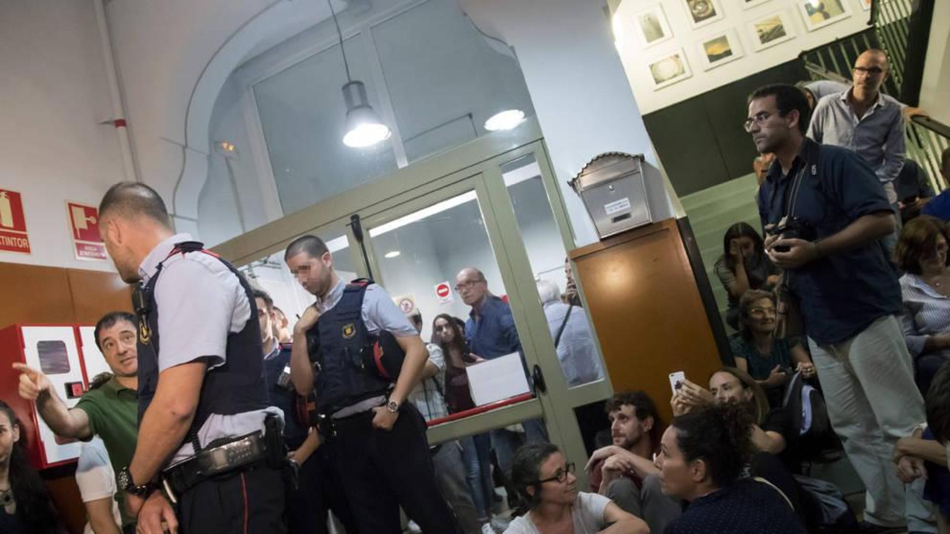 Los Mossos no ponen trabas a las acampadas en los colegios electorales