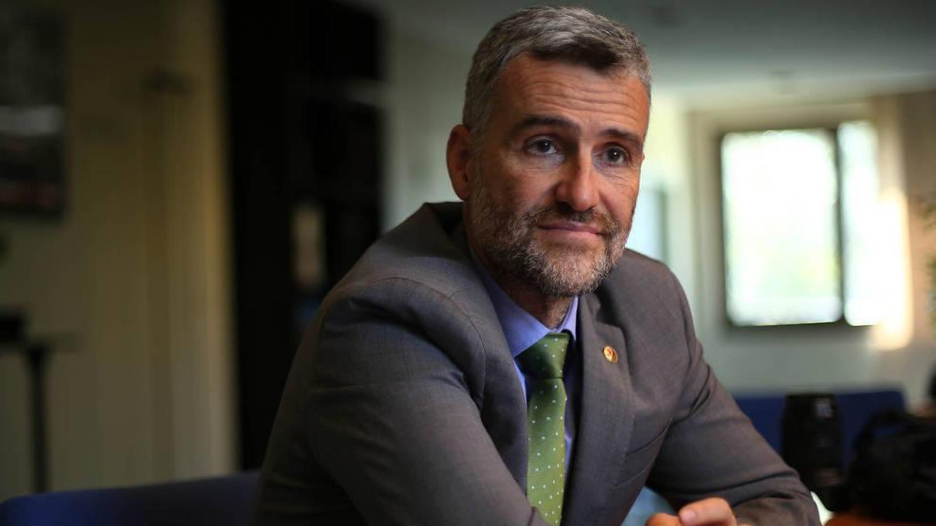 Alfonso Carlosena García, rector de la UPNA, en la mesa de reuniones de su equipo de Gobierno. Dice que ahí no suele haber discusiones pero sí horas de intenso trabajo.
