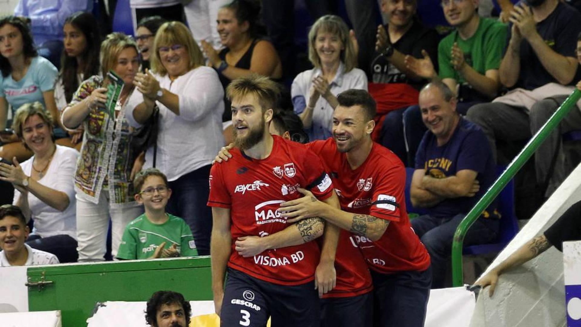 Víctor, Araça y Dani Saldise celebran el gol del ala malagueño que abrió ayer el marcador en el partido ante Osasuna Magna y Movistar Inter.