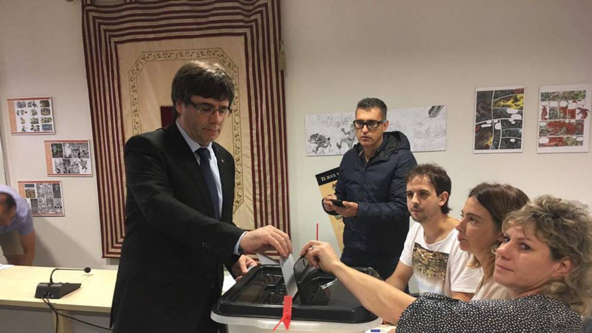 Momento en el que el presidente de la Generalitat, Carles Puigdemont, vota en un colegio electoral de Cornellà de Terri (Girona).