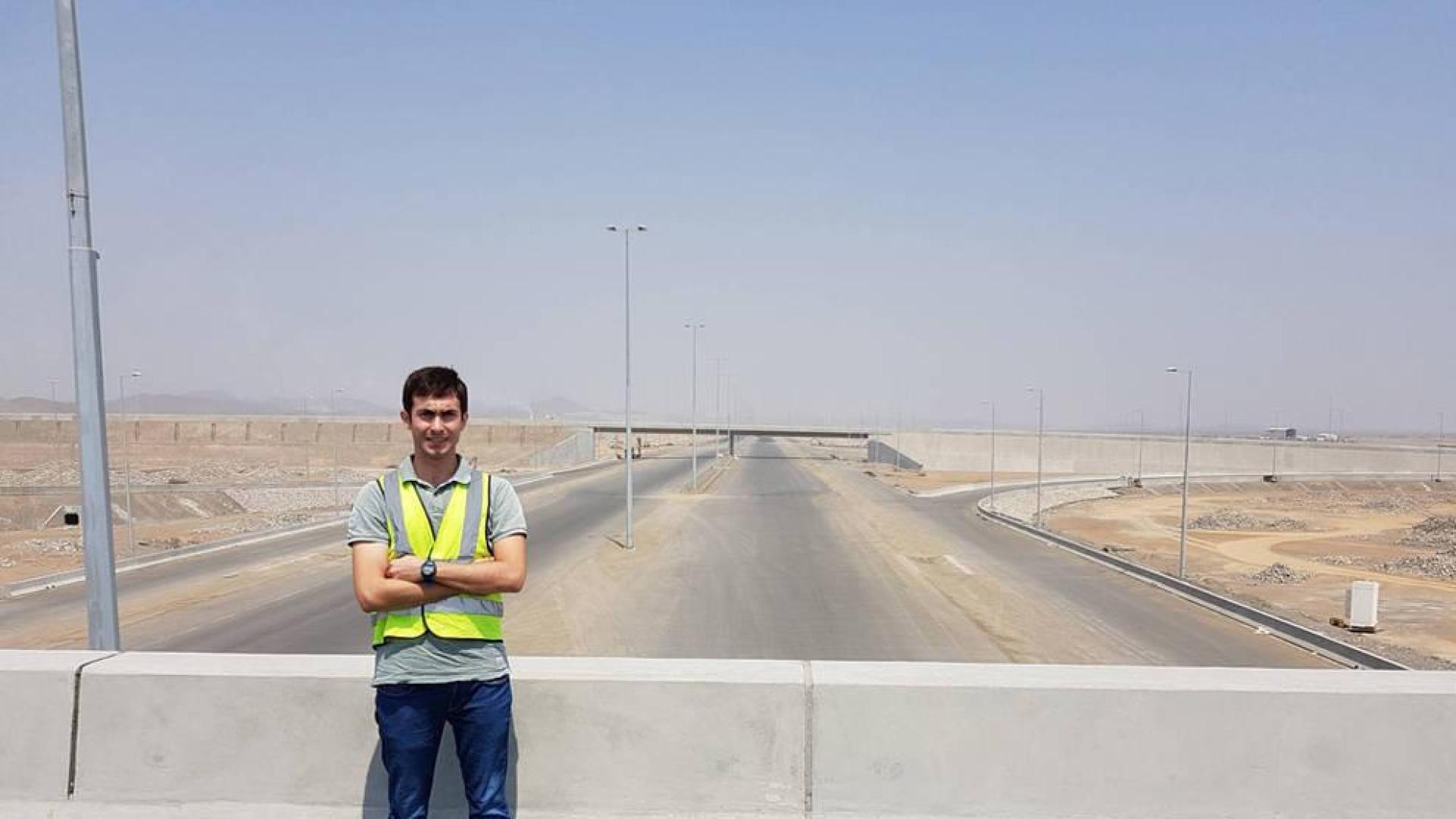 Un navarro, en el que equipo de construye una autopista en Omán
