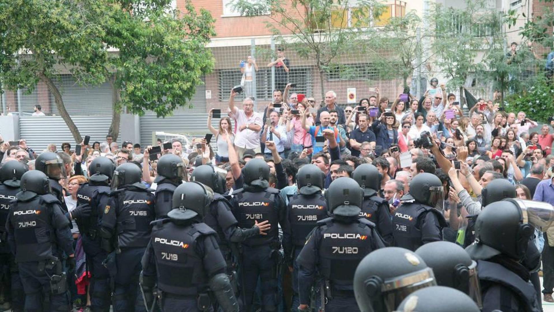 Seis jueces investigan la actuación de los Mossos por no impedir la votación