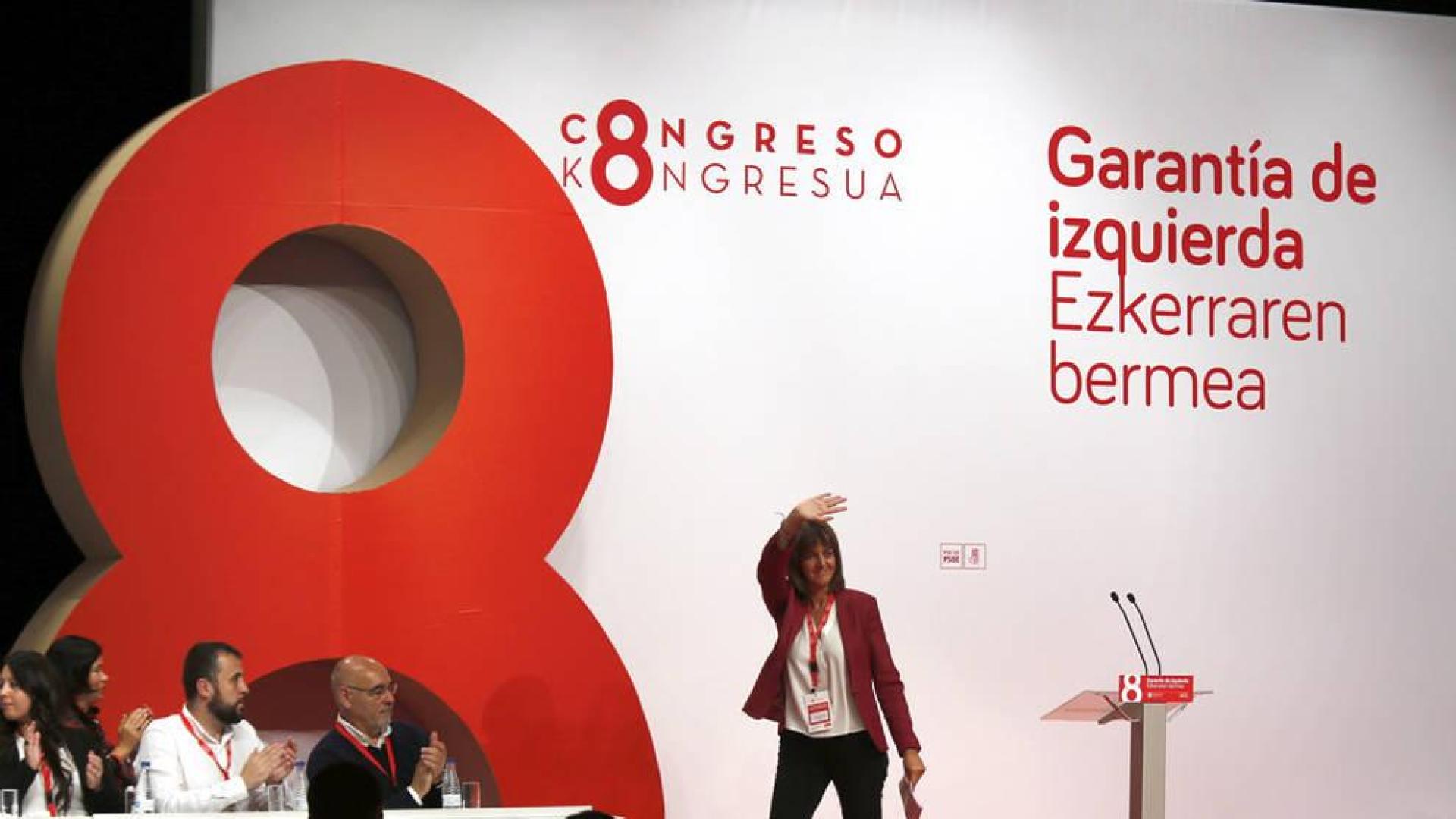 Idoia Mendia saluda a los simpatizantes tras su intervención en el VIII congreso que el PSE-EE celebra este fin de semana en Bilbao.