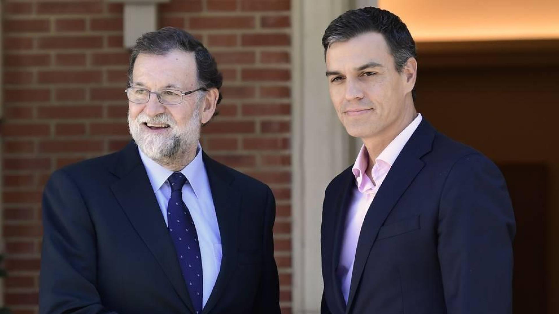 Rajoy recibe a Sánchez en Moncloa para analizar la situación tras el 1-O