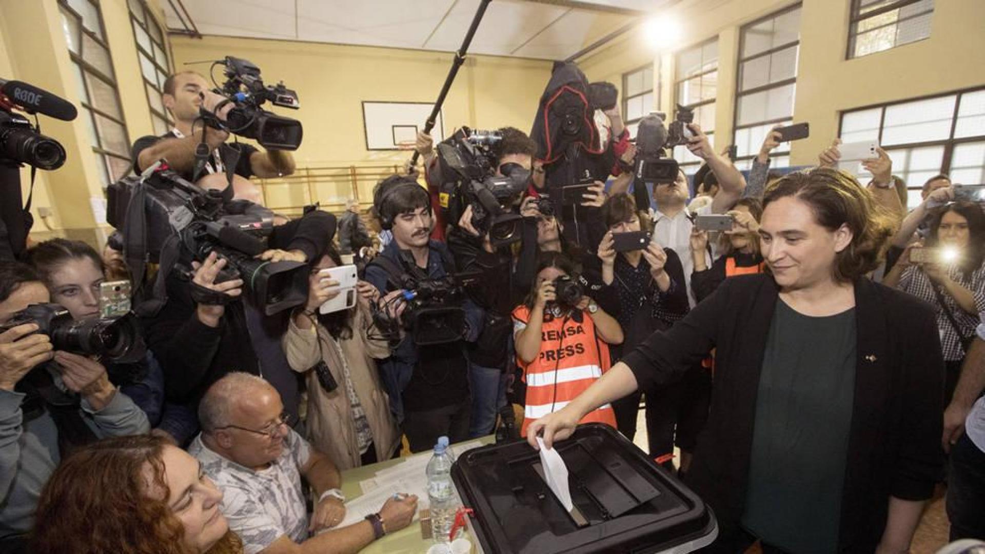 Ada Colau, este domingo en un colegio electoral, donde depositó su voto del referéndum.