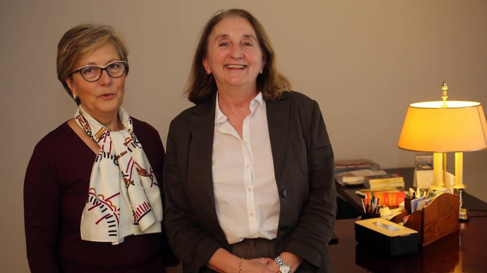 La pediatra neonatóloga jubilada Carmen Mendívil Dacal (izda) y Ana Sala Juániz (psiquiatra infantil y autora del libro 'Déjale crecer'). Falta Javier Molina (pediatra especialista en oncología jubilado). Los tres son los encargados de impartir el taller para padres primerizos en el hospital San Juan de Dios de Pamplona.