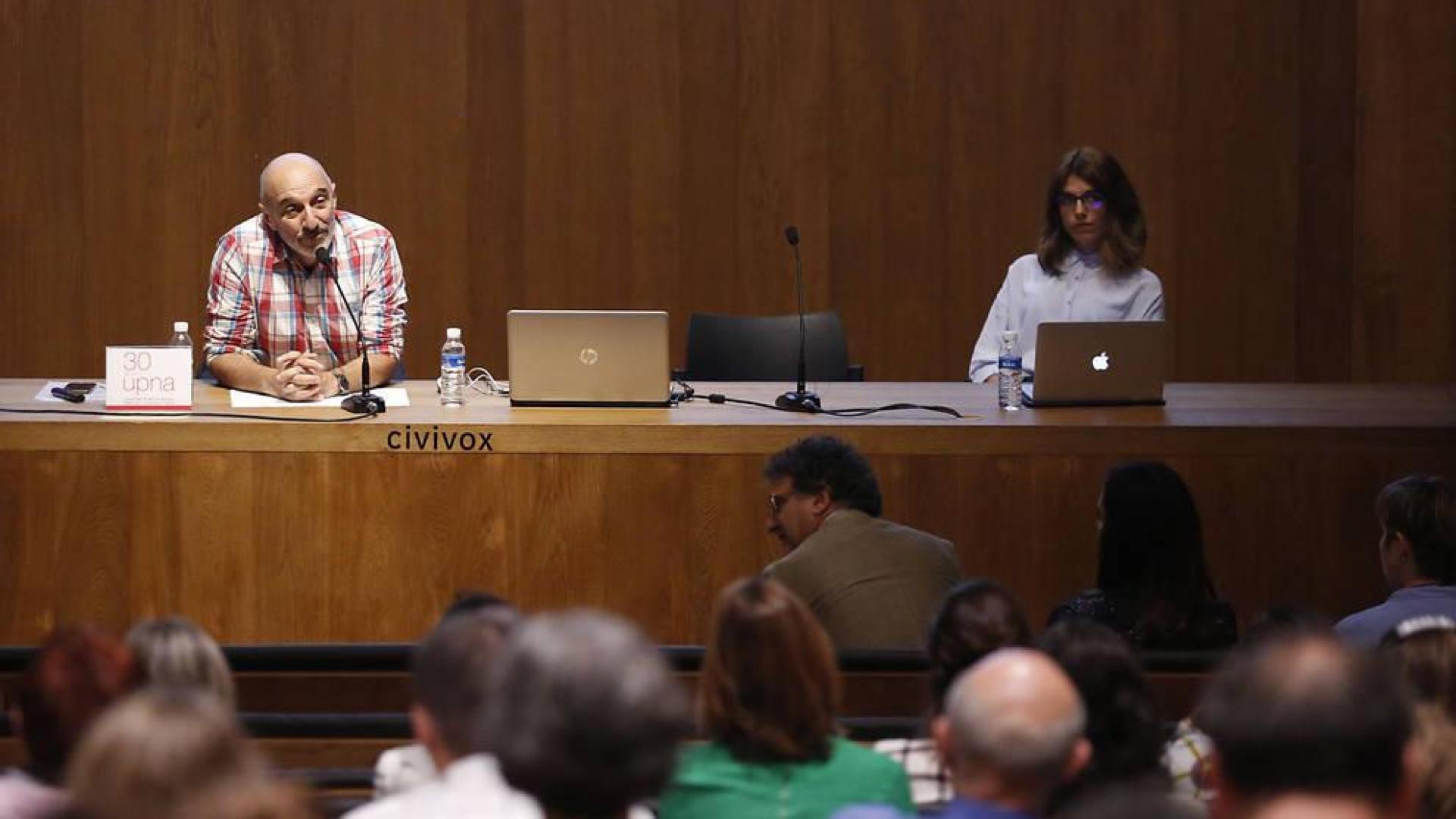 Humberto Bustince y Paula Guisado, este lunes durante su conferencia sobre big data en el Civivox Condestable, coincidiendo con el 30 aniversario de la UPNA.