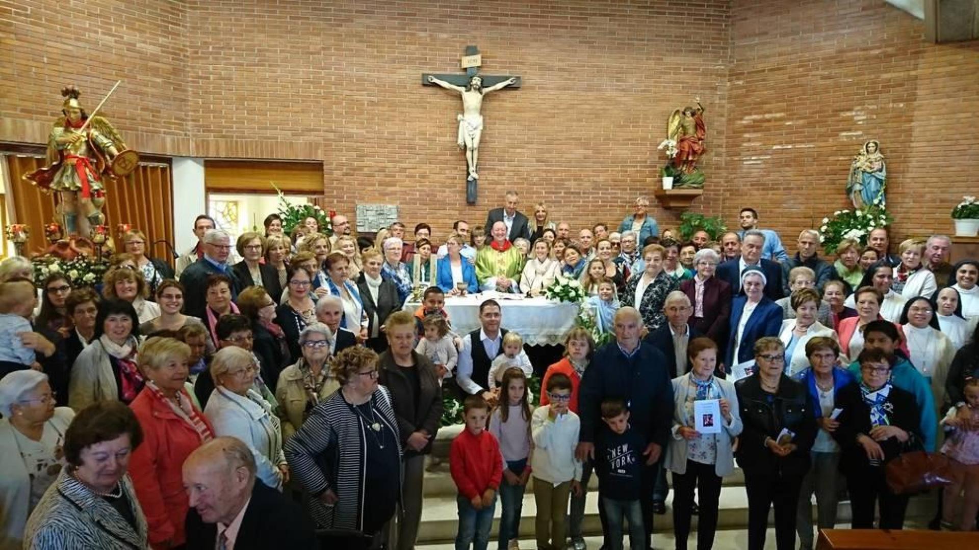 Cientos de feligreses abarrotaron la parroquia San Miguel de Noáin y arroparon a su párroco, Alfonso Gainza, que cumple 25 años de sacerdocio.