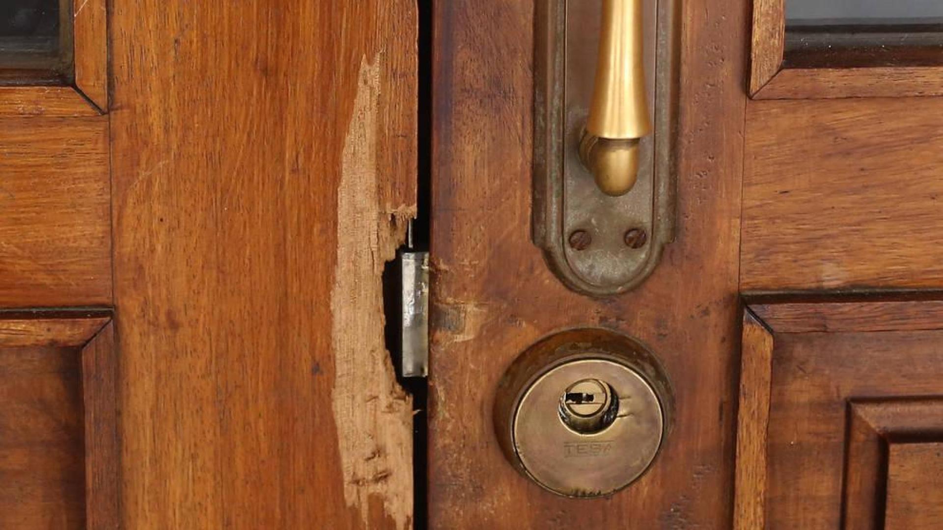 Descerrajan las puertas de una iglesia de Barañáin para robar menos de 100 euros