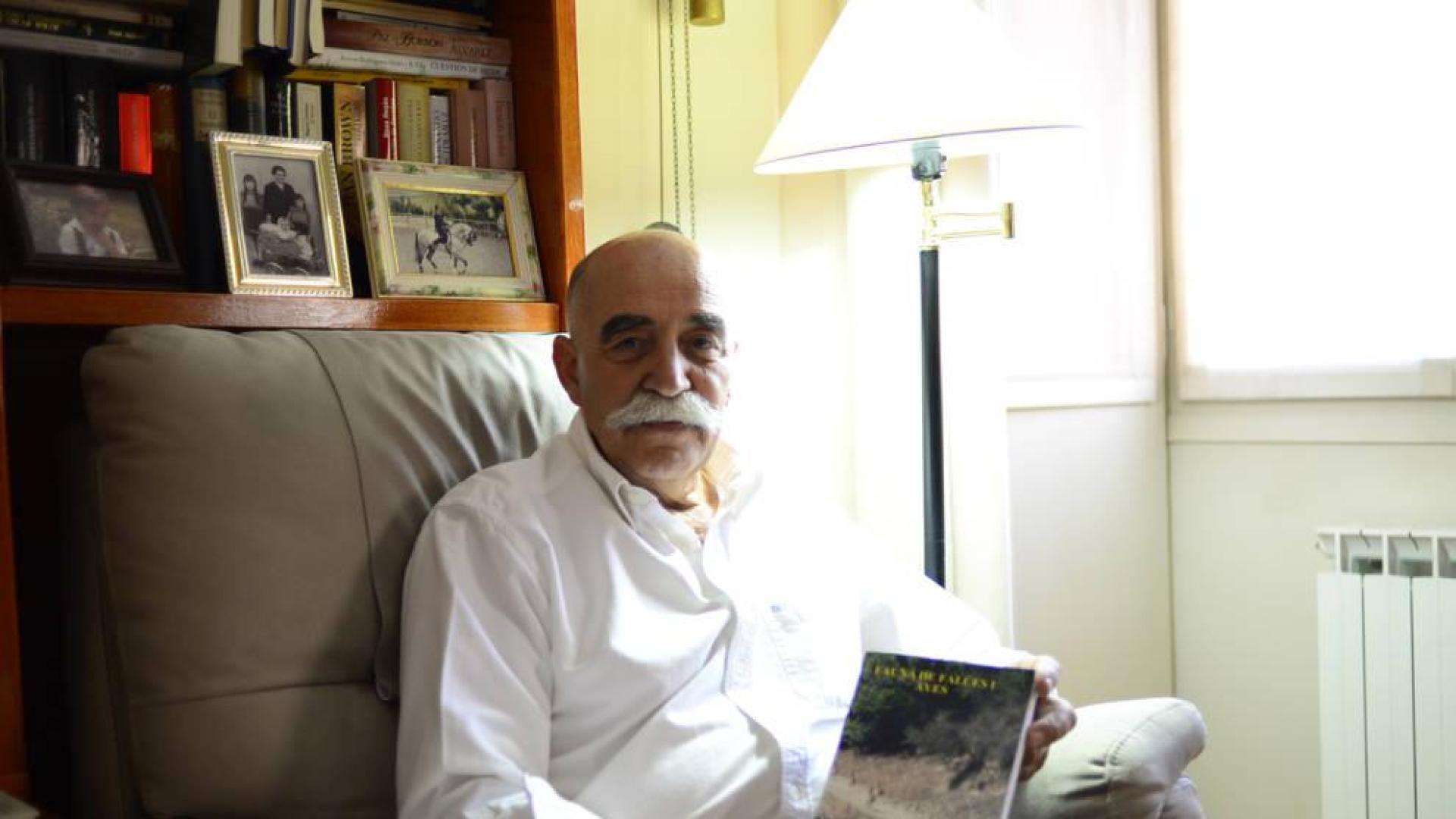 José María Sanz muestra en su casa un ejemplar del libro.