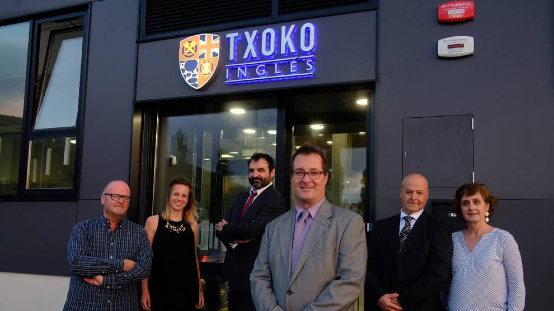 Laurence Miqueleiz, en primer plano (fundador del centro) y parte de su equipo, en la entrada de Txoko Inglés.