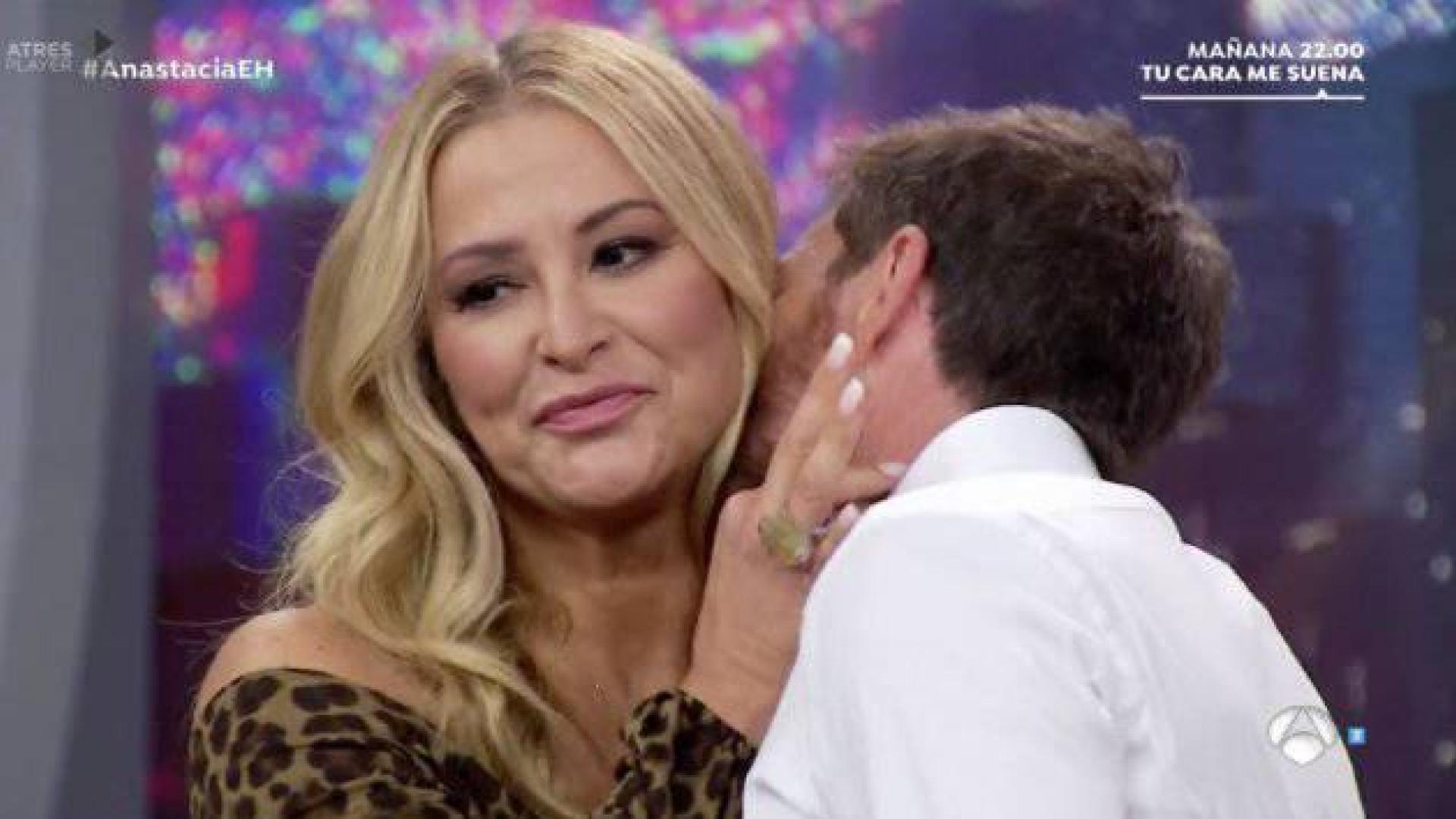 Momento del beso en el cuello de Pablo Motos a Anastacia.