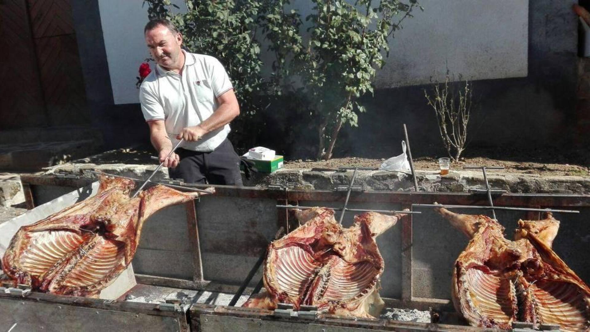 Instante de la preparación del 'zikiro', convertido en 340 pinchos.