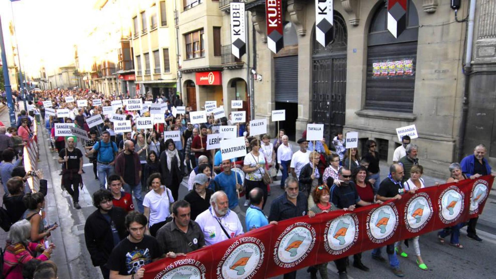 Protesta en Tafalla contra el TAV y el cierre de los servicios de la estación