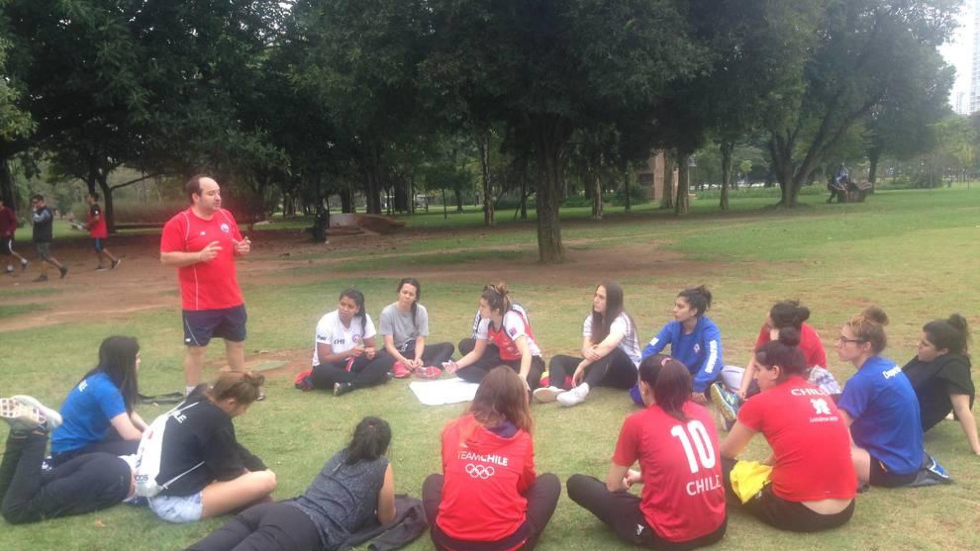 Iñaki Aniz Legarra, de pie a la izquierda, con la selección femenina de balonmano de Chile durante un viaje a Sao Paulo (Brasil).