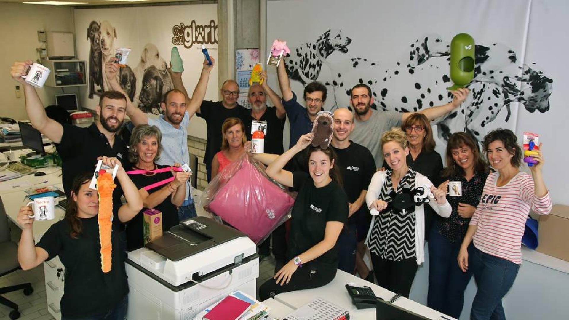 Plantilla de la firma Gloria Pets, en su sede de Berrioplano.