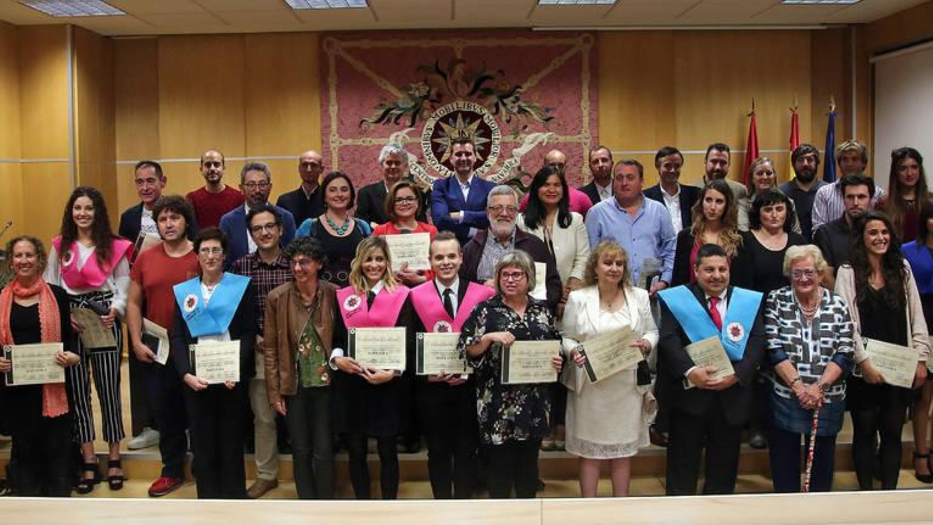 Las autoridades académicas posaron ayer con una representación de los titulados por UNED Pamplona en el curso 2016-2017.