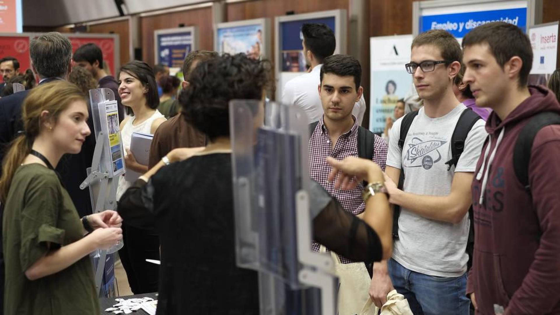 Las empresas buscaron ayer en la UPNA perfiles cada vez más polivalentes. Hubo presentaciones y entregas de currículum.