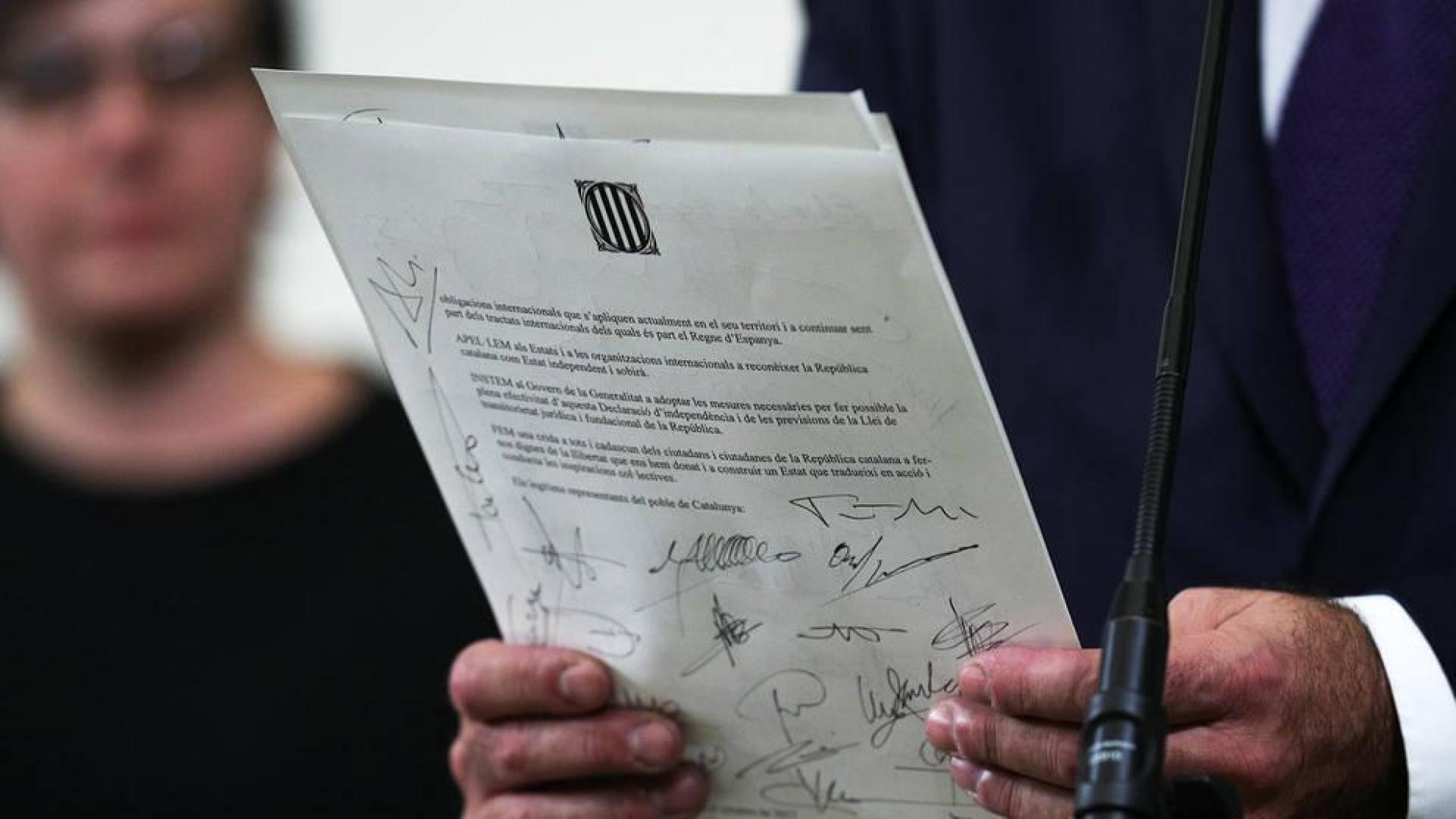 Puigdemont, JxSí y la CUP firman una declaración por una futura independencia