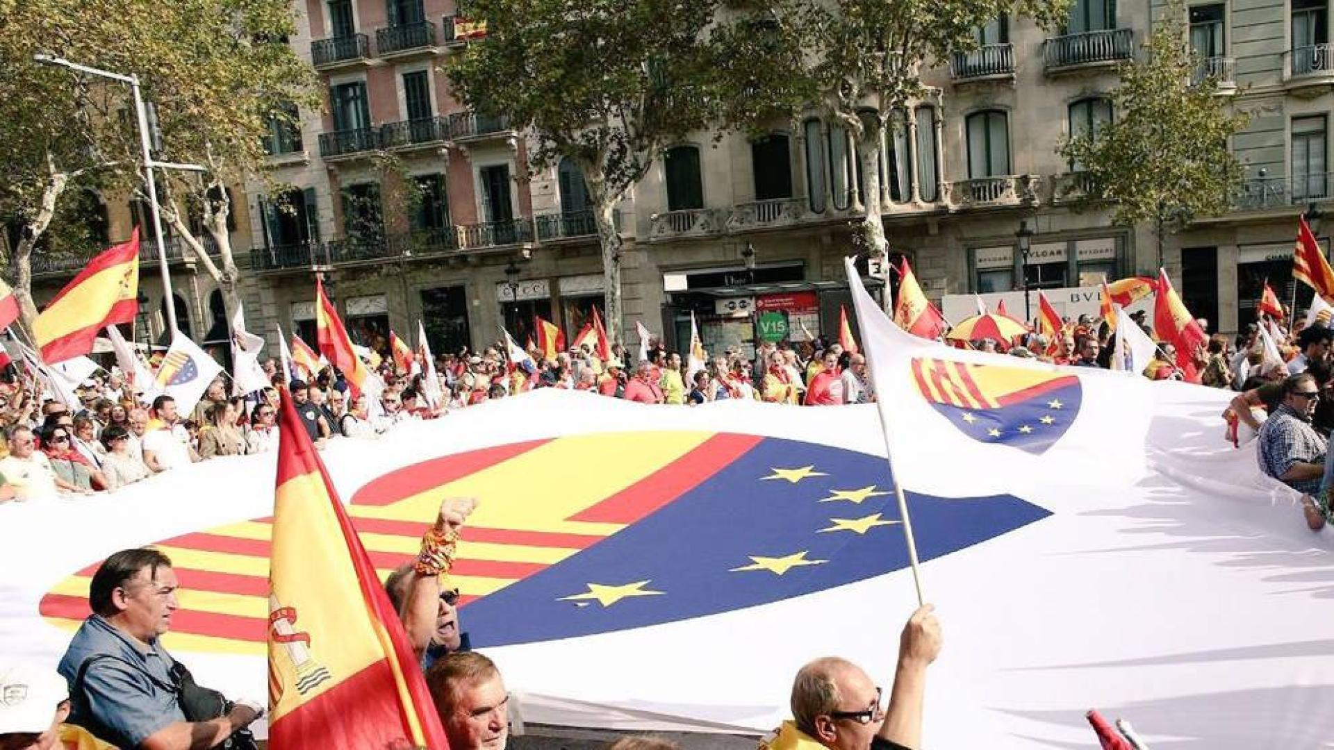 Miles de personas se manifiestan en Barcelona para conmemorar el 12-O