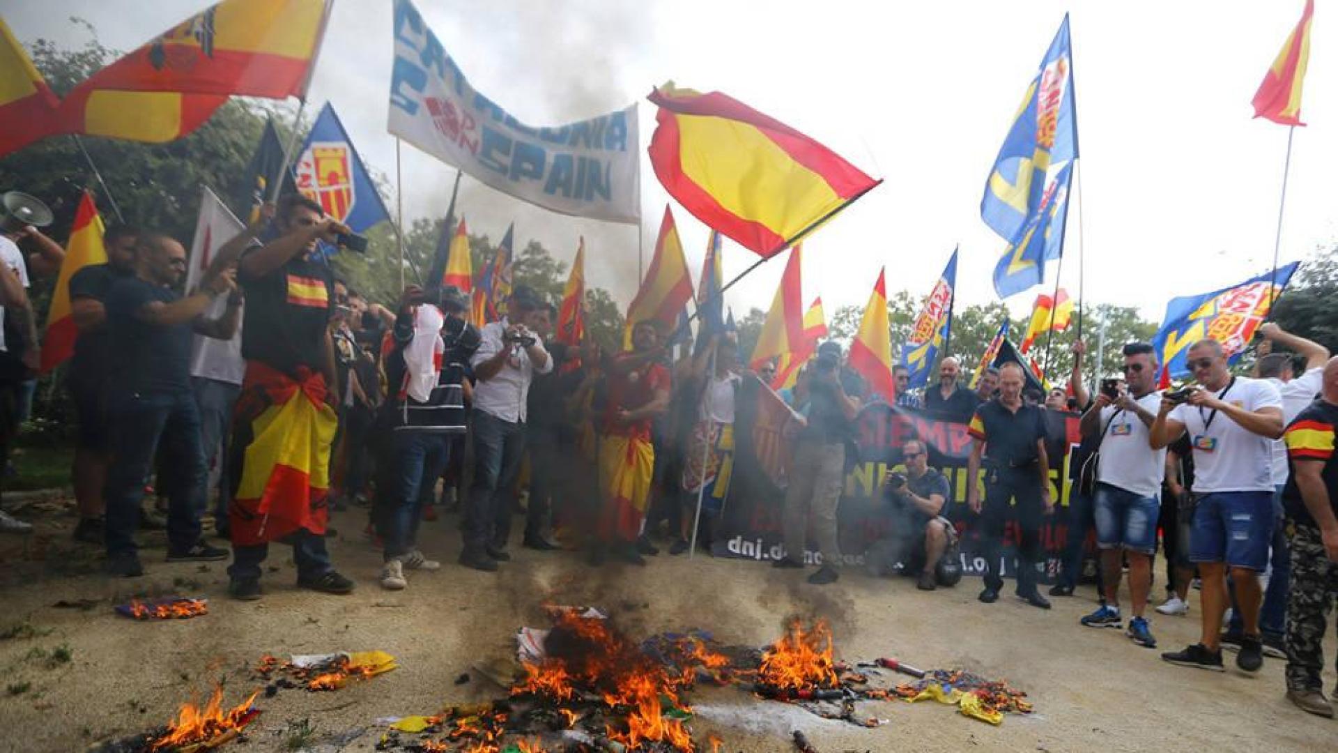 Una pelea junto a la manifestación de Barcelona destroza la terraza de un bar