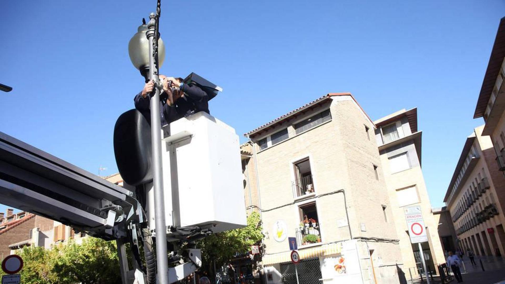 Tudela instala la cámara de control de la zona peatonal del Casco Viejo
