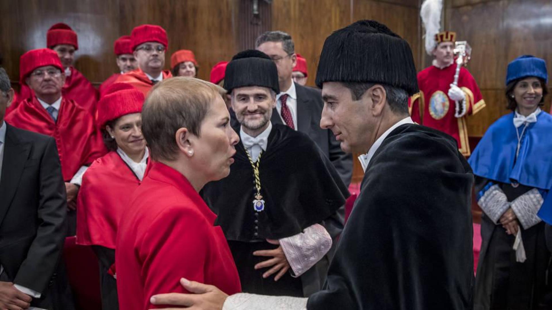 La presidenta del Gobierno foral, Uxue Barkos, y el rector de la Universidad de Navarra, Alfonso Sánchez Tabernero, charlan tras la apertura.
