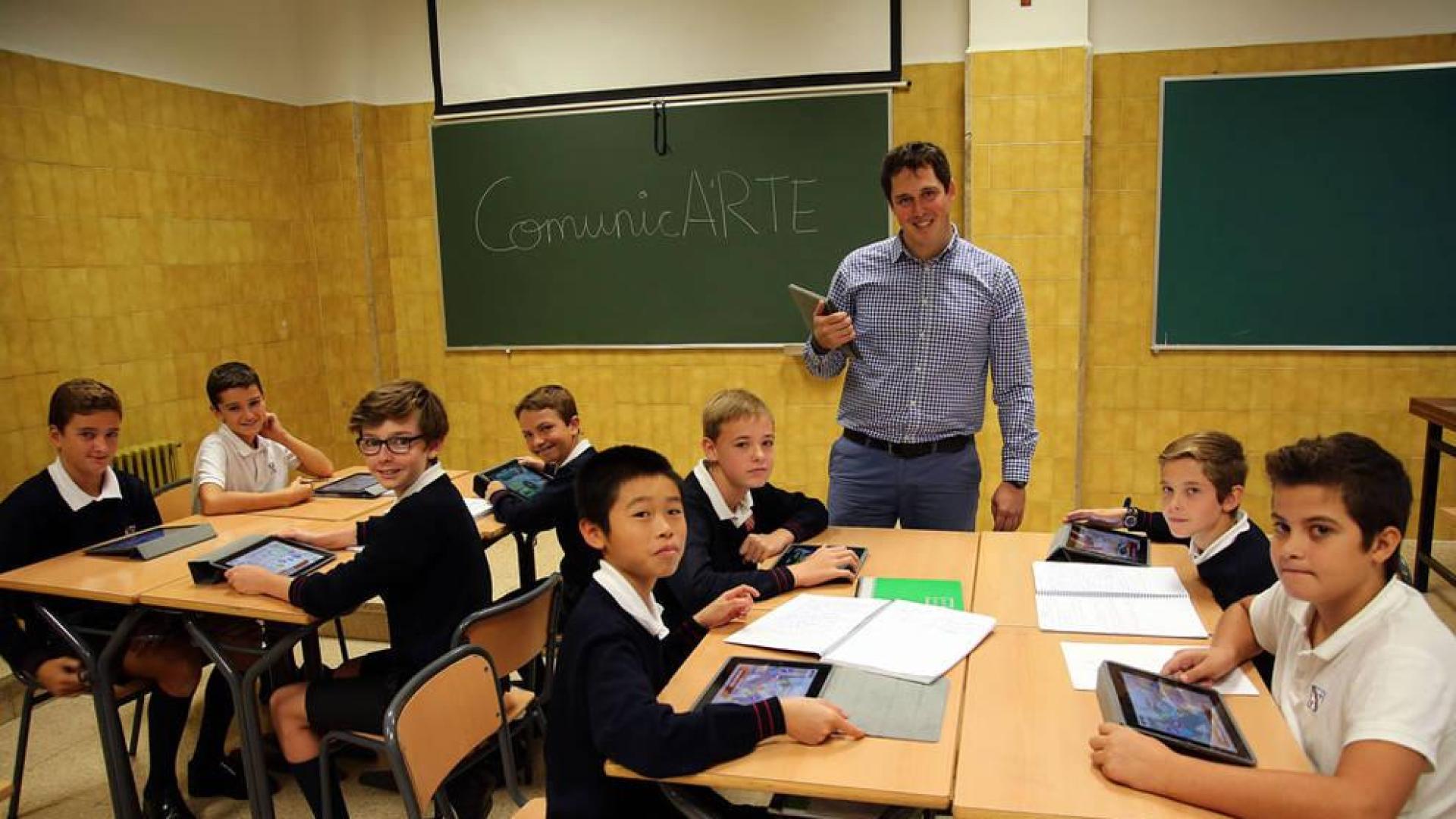 El profesor de Lengua y Literatura Álvaro González Martínez de Lecea, en un aula del colegio Irabia-Izaga con alumnos 1º de ESO (12 años). El programa ComunicARTE, que él ideó, se utiliza en muchos colegios públicos y concertados de Navarra y otras comunidades autónomas.