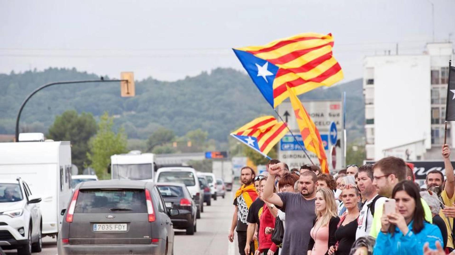 La huelga general convocada por CGT, IAC, COS e Intersindical-CSC en Cataluña ha arrancado con piquetes actuando en diversas ciudades y carreteras desde primera hora de este martes y está teniendo un seguimiento e impacto "muy elevado", según ha informado el sindicato CGT.