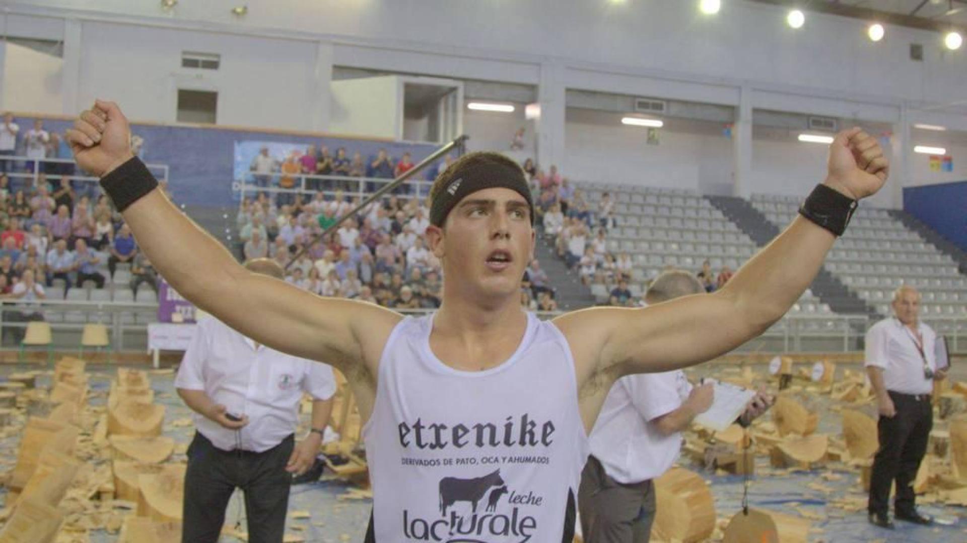 Iker Vicente, reventado por el esfuerzo, celebra su segundo puesto en el campeonato de Euskadi.