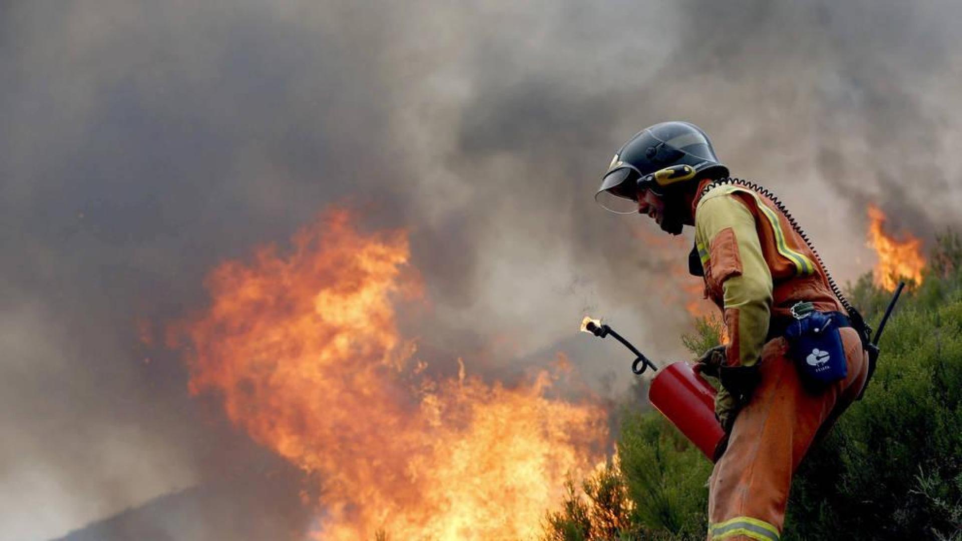 Los incendios en Asturias bajan a 27 y los vecinos regresan a sus casas
