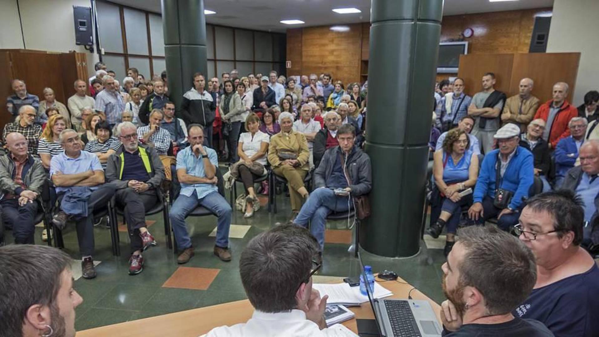 Ni técnicos ni ediles convencen a los vecinos que pagan más contribución