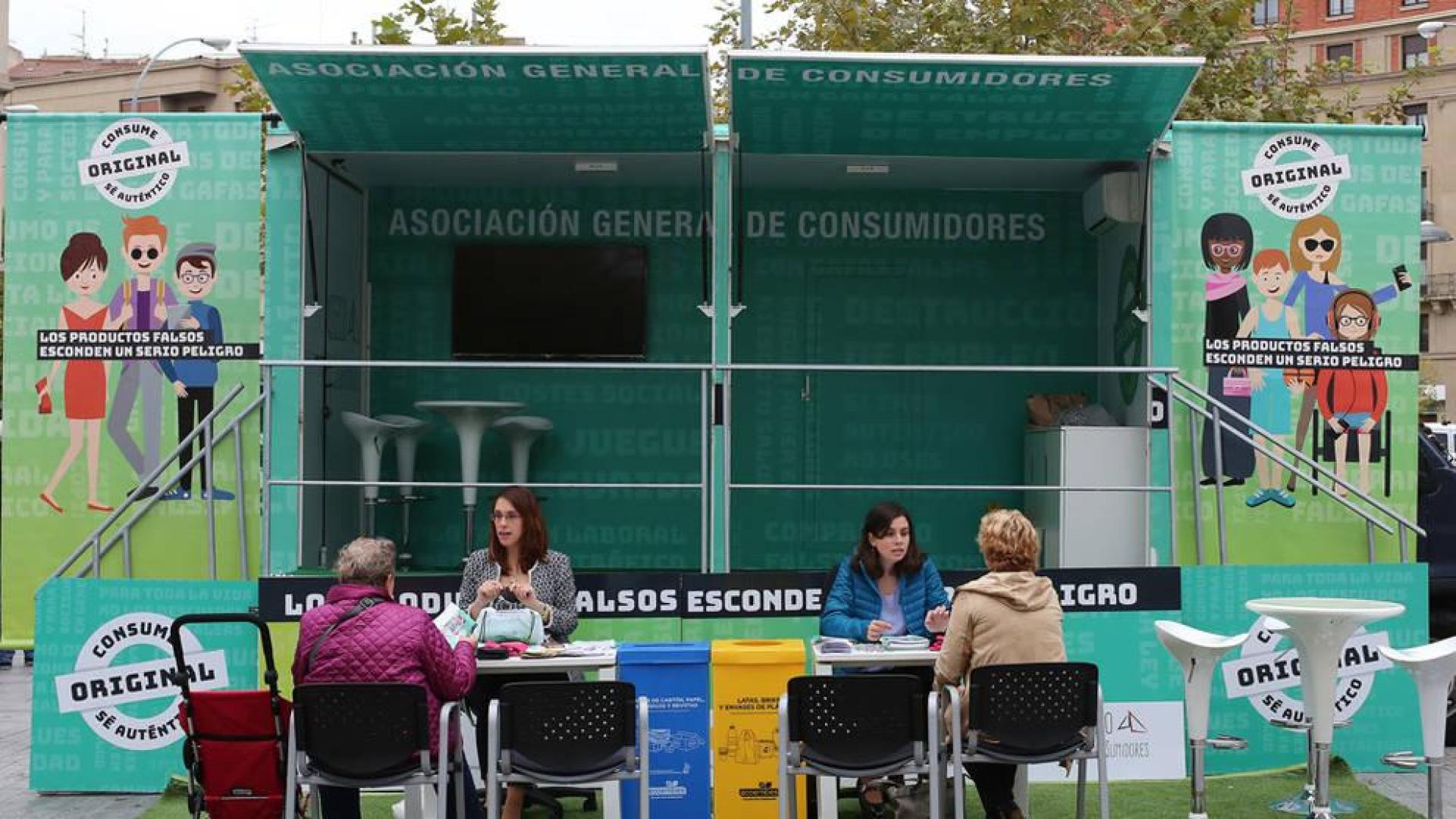Un autobús alerta en Pamplona de la venta de productos falsos