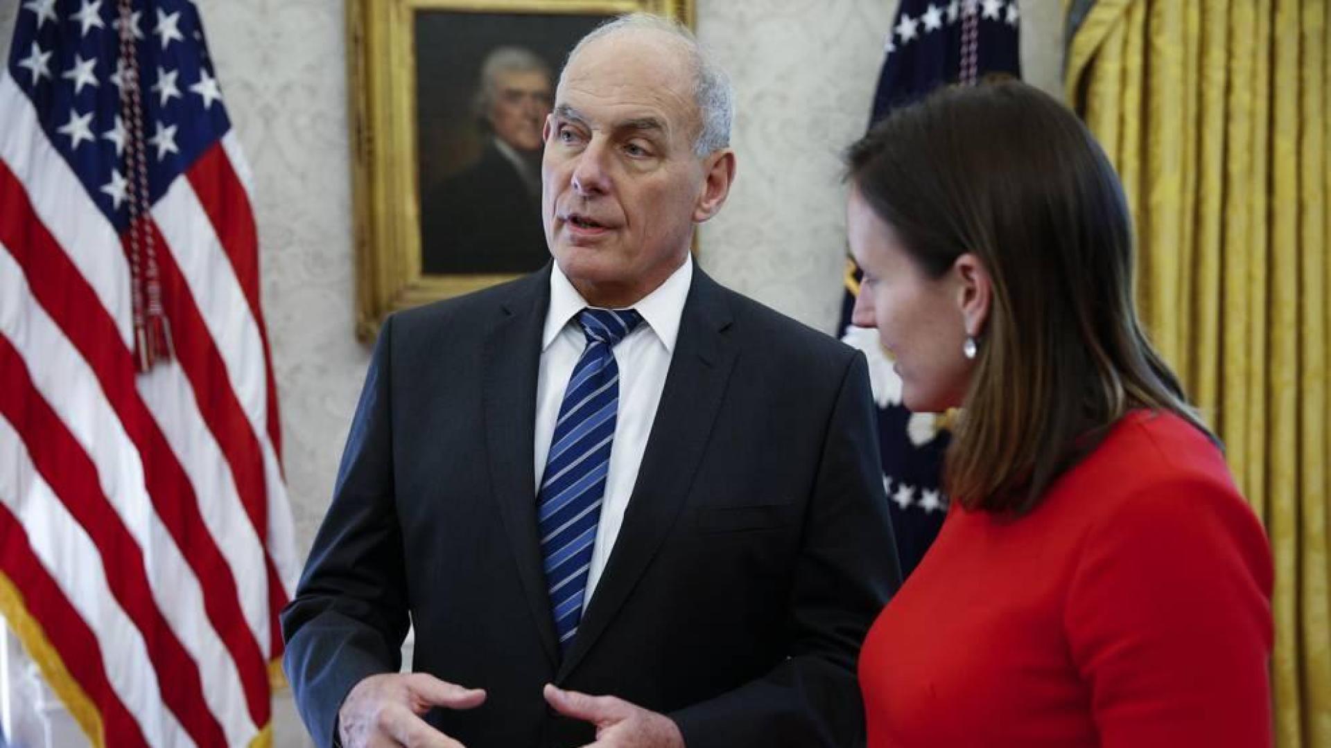 John Kelly con la portavoz de la Casa Blanca, Linsday Walters