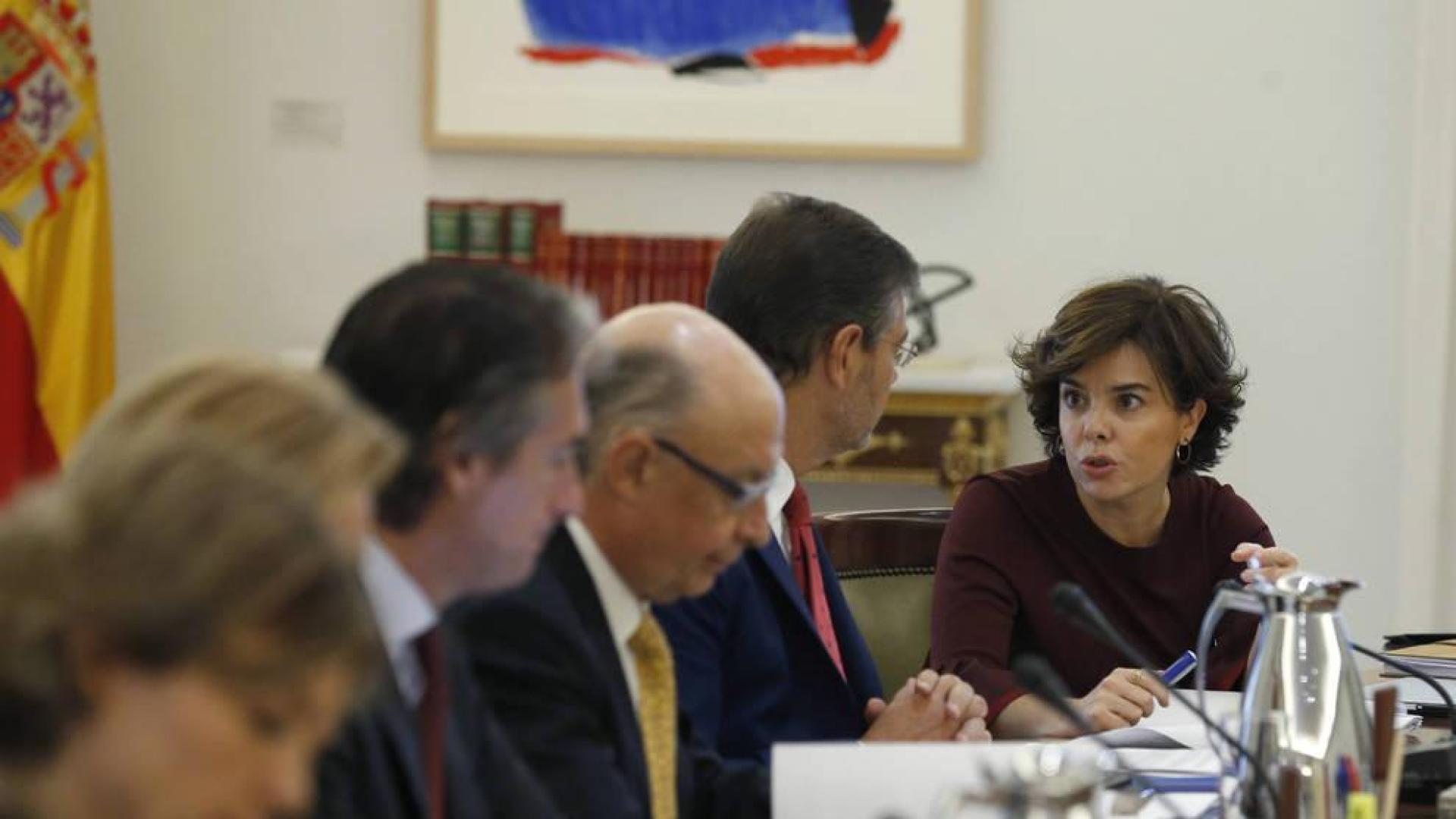 El Gobierno estudia crear un órgano colegiado ante el cese del Govern de Puigdemont