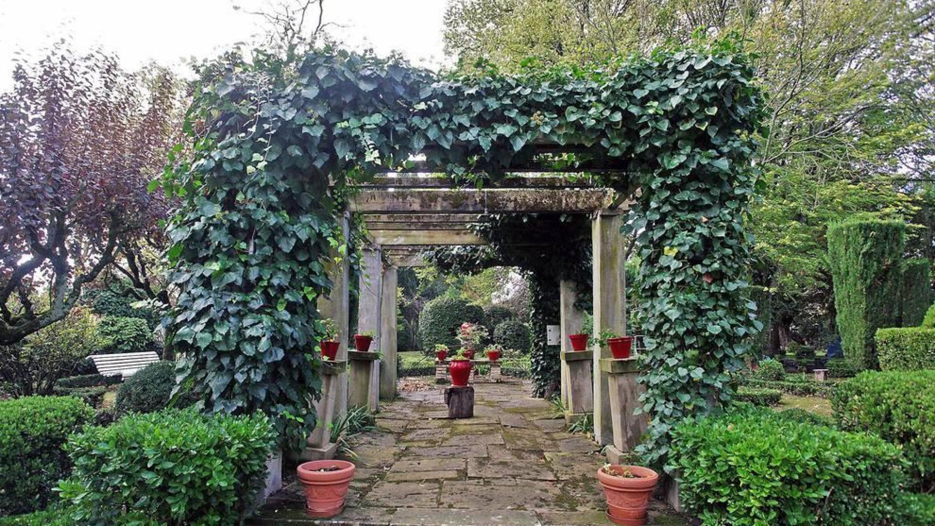 El inmueble ocupado se encuentra dentro de la antigua finca de Arraiza, es decir, casi frente a las instalaciones de Casa Gurbindo, pero oculto a la vista de los paseantes