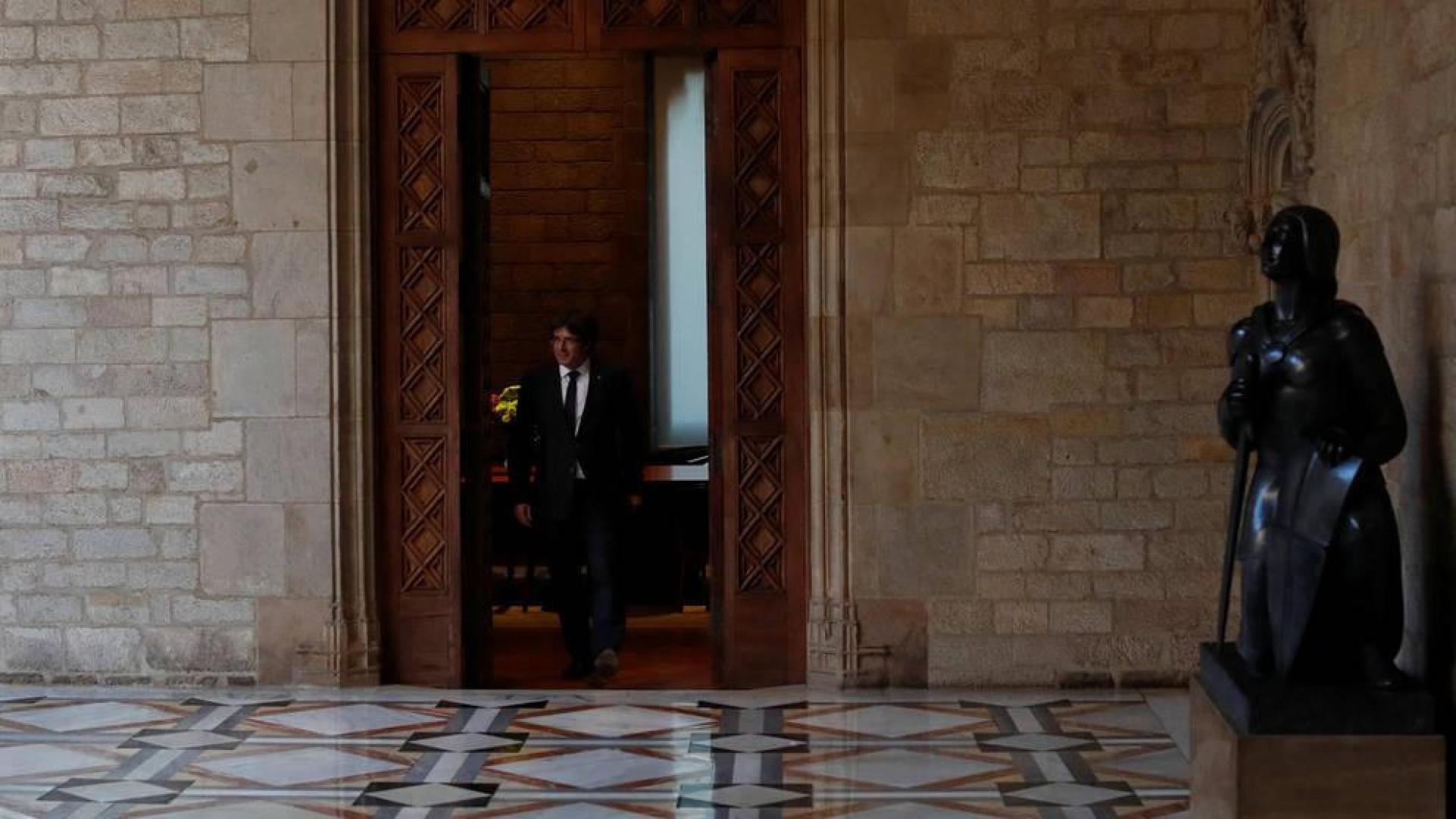Puigdemont amaga con elecciones y endosa al Parlament la DUI