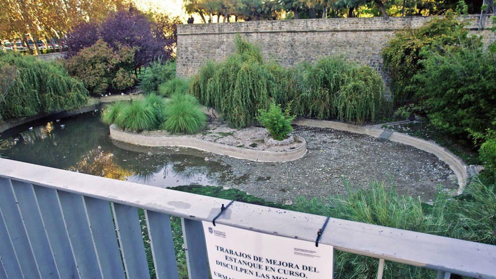 Labores de mejora en el estanque de los patos de la Taconera de Pamplona